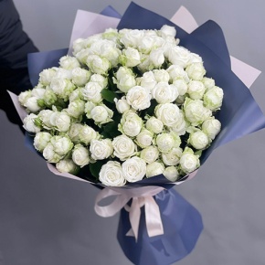 Букет из 25 кустовых пионовидных белых роз (60 см) в Жуковском