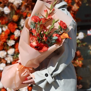 Букет "На закате дня" из гладиолусов, калл, гиперикума и диантусов в Жуковском