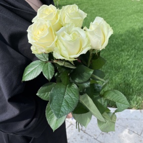 Букет из 5 белых роз (70 см) в Жуковском