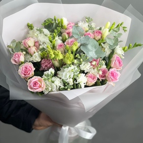 Букет "Особый случай " из ароматных маттиол, фрезий и кустовых роз в Жуковском