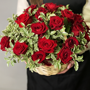 Композиция в корзине "Евгения" из 25 роз и питаспорума в Жуковском