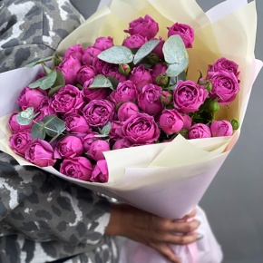 Букет "Малиновый бисквит" из кустовых и пионовидных роз и эвкалипта в Жуковском