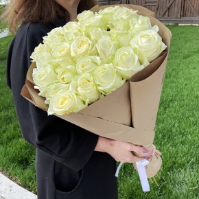 Букет из 25 белых роз в крафте (70 см) в Жуковском