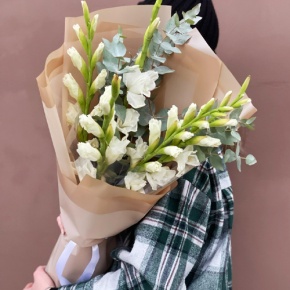 Букет из 5 белых гладиолусов и эвкалипта в Жуковском