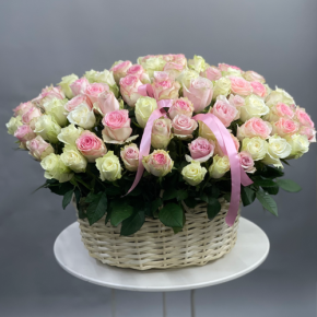 Композиция в корзине из 101 кенийской розы пастельный микс (40 см) в Жуковском
