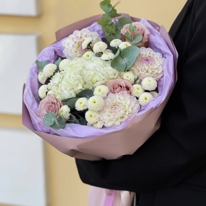 Букет "Динь" из георгин, хризантем сантини, эвкалипта, роз и гортензии в Жуковском