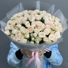 Букет из 35 кремовых кустовых роз (50 см) в Жуковском