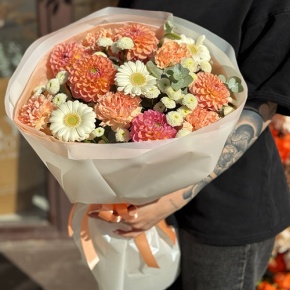 Букет "Персиковый латте" из георгин, диантусов, гербер и хризантем сантини в Жуковском