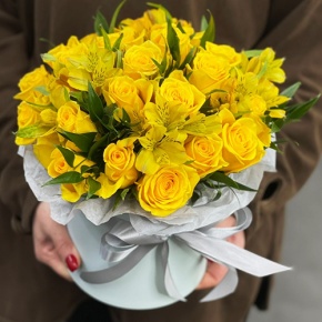 Композиция в шляпной коробке "Розиль" из альстромерий и роз в Жуковском