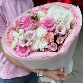 Букет "Розовые облака" из хризантемы, кустовых роз, диантусов, гортензии и эустом в Жуковском
