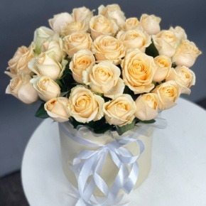 Композиция в шляпной коробке из 35 кремовых кенийских роз в Жуковском