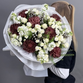 Букет "Шоколадный френч" из кустовых роз, хризантем Бигоуди, брунии, ароматных маттиол и сантини в Жуковском