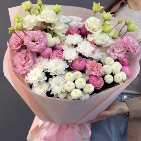 Букет "Задыхаюсь от нежности" из хризантемы, кустовых пионовидных роз, диантусов и эустом в Жуковском