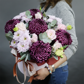 Композиция в шляпной коробке "Наденька" из хризантем Бигоуди, эустом и эвкалипта в Жуковском