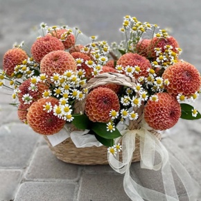 Композиция в сумке "Персиковый чиз" из георгин и ромашек в Жуковском