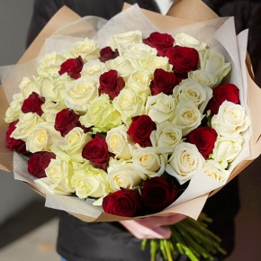 Букет 51 белая и красная роза (50 см) в Жуковском