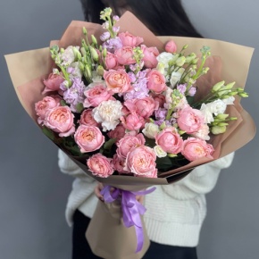 Букет "Лиана" из ароматных маттиол, пионовидных кустовых роз Джульетта, эустом и диантусов в Жуковском