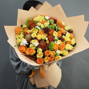 Букет "Осенние грёзы" из лейко, роз, фрезий, скиммии, молюцеллы и лейко в Жуковском