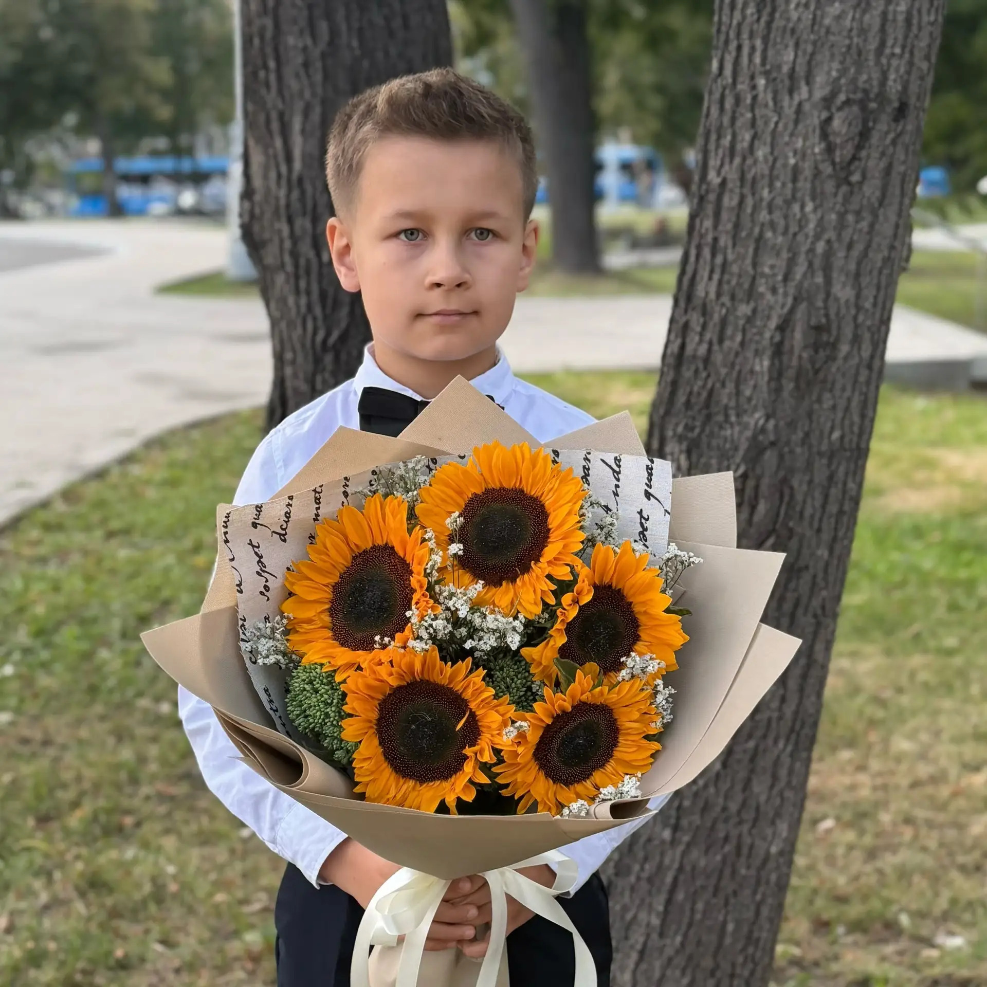 Букет на 1 сентября из 5 подсолнухов и лимониума в Жуковском