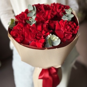 Букет "Красная пантера" из 7 роз Эквадор и эвкалипта в Жуковском
