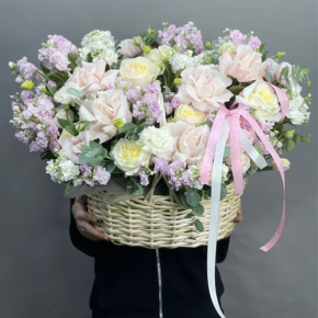 Композиция в корзине из роз Эквадор и ароматных маттиол в Жуковском