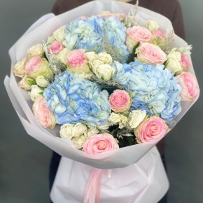 Букет "Легкий ветерок" из роз, конифера и гортензий в Жуковском