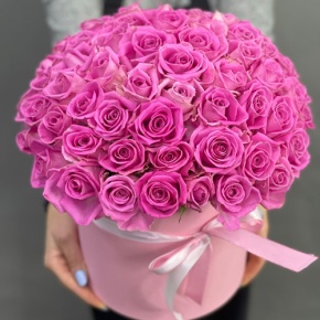 Композиция в шляпной коробке из 71 кенийской розы в Жуковском