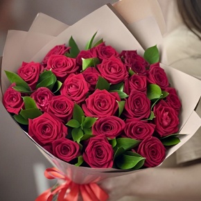 Букет из 25 красных роз и рускуса (50 см) в Жуковском
