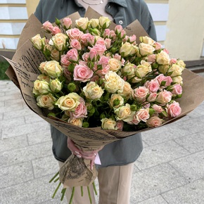 Букет из 19 кустовых роз в крафте (60 см) в Жуковском