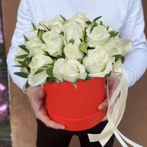 Композиция в шляпной коробке из 25 белых роз в Жуковском
