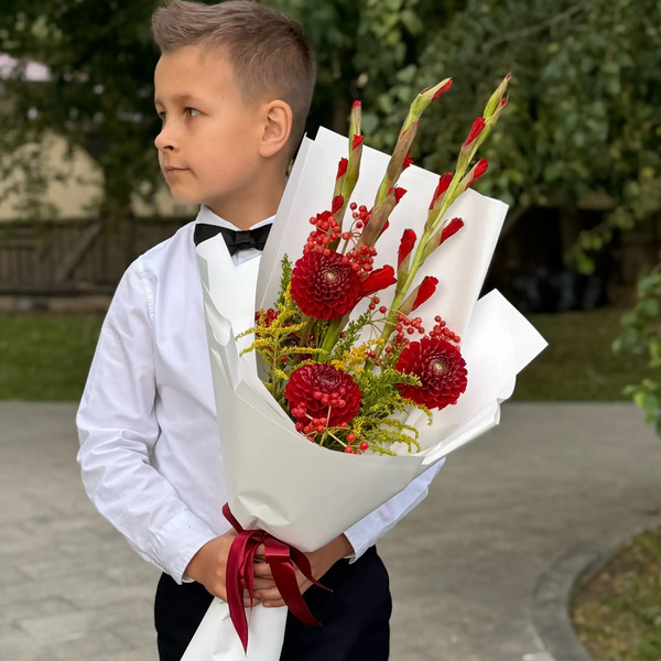 Букет на 1 сентября с красными гладиолусами, георгинами и калиной в Жуковском