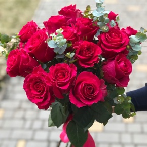 Букет из малиновых роз Эквадор Пинк Флоид и эвкалипта в Жуковском