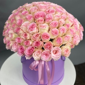 Композиция в шляпной коробке из 151 розы кения в Жуковском