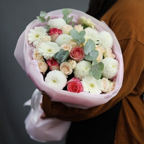 Букет "Пандора" из роз, эвкалипта, гербер и хризантем Момоко в Жуковском