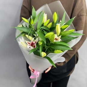 Монобукет из 3 бело-розовых лилий в Жуковском