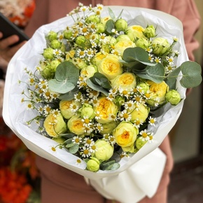 Букет "Иветта" из лимонных пионовидных кустовых роз и ромашек в Жуковском