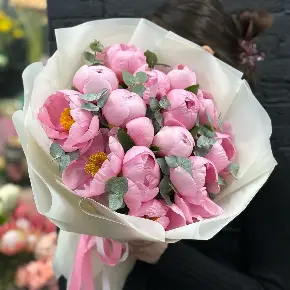 Букет из 15 лососевых пионов с эвкалиптом в Жуковском