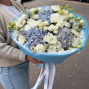 Букет "Голубые облака" из хризантемы, диантусов, Голландской гортензии, дельфиниума и эустомы в Жуковском
