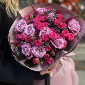 Букет "Малиновый вечер" из кустовых малиновых роз, вероники, лимониума и роз Меритим в Жуковском