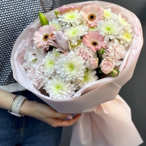 Букет "Дружба" из хризантемы, пионовидной лилии, гербер, диантусов и кустовых роз в Жуковском