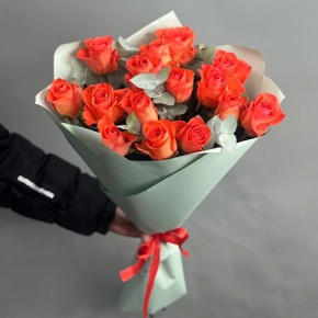 Букет из 15 морковных роз с эвкалиптом (50 см) в Жуковском