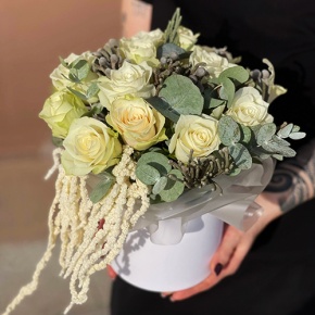 Композиция в шляпной коробке "Чудное мгновение" из 13 роз, эвкалипта, брунии и амарнтуса в Жуковском