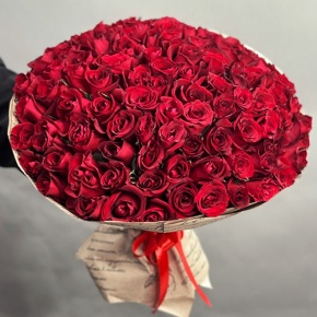 Букет 101 красная роза Кения в крафте (50 см) в Жуковском