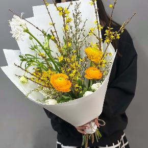 Весенний букет с желтыми ранункулюсами и цветущими ветками форзиции в Жуковском