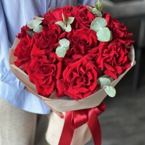 Букет "Красная пантера" из 13 роз Эквадор и эвкалипта в Жуковском
