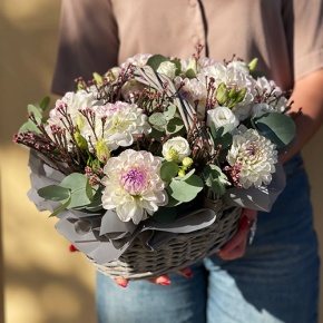 Композиция в корзине "Сюзи" из георгин, эустом и капса в Жуковском