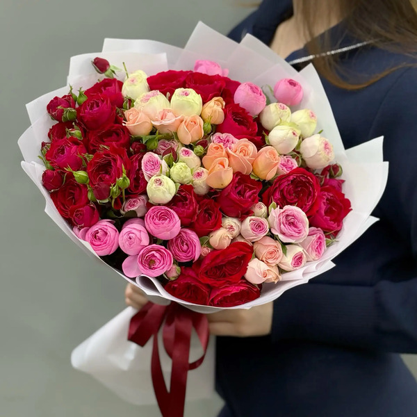 Букет из 15 разноцветных веток кустовых роз в Жуковском