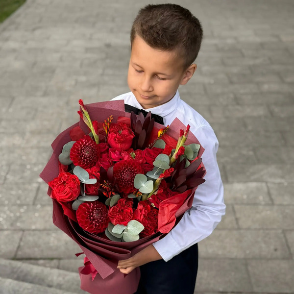 Букет с георгинами, розами и леукадендроном в Жуковском