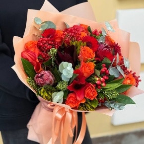 Букет "Красный закат" из калл, роз, калины, скиммии, гиперикума, сафари, гербер и капса в Жуковском