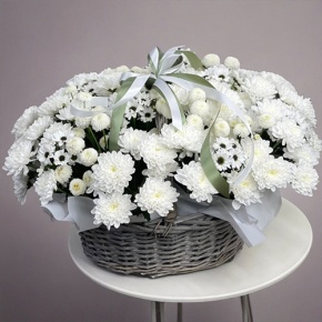Композиция в корзине "Снежная лавина" из хризантем в Жуковском